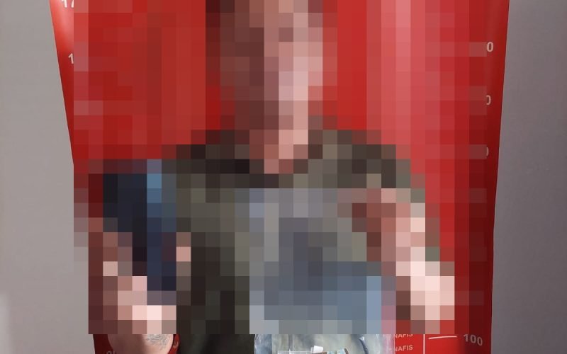 Tersangka BAI alias Ciblek (30) beserta barang bukti yang diamankan Satresnarkoba Polres Pekalongan usai penangkapan di wilayah Kecamatan Bojong, Kabupaten Pekalongan (dok. Humas)