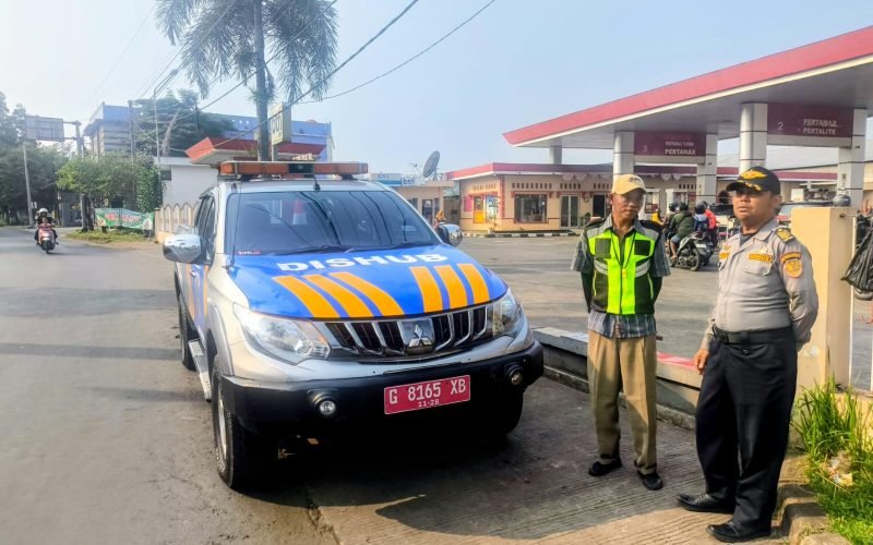 Petugas Dinas Perhubungan Kabupaten Pekalongan memberikan pembinaan dan edukasi kepada relawan pengatur lalu lintas (Pak Ogah) di Simpang Tiga SPBU Gejlig, Kajen, Kamis (4/6/2026)