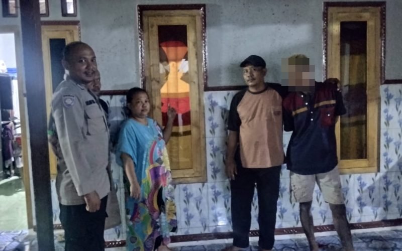 Bhabinkamtibmas Desa Duwet bersama pihak keluarga dan Ketua RT mempertemukan kedua belah pihak yang terlibat perselisihan terkait perusakan kaca rumah di Desa Duwet, Kecamatan Bojong, Kabupaten Pekalongan, Kamis (4/6/2026) dini hari.