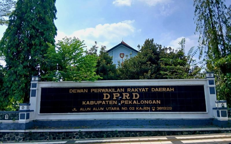 Kritik terhadap agenda perjalanan dinas DPRD Kabupaten Pekalongan kian menguat di tengah tuntutan perbaikan infrastruktur dan kesejahteraan masyarakat. Warga menunggu hasil nyata, bukan sekadar agenda tahunan. (Dok. Bagus - Rasika FM Pekalongan)