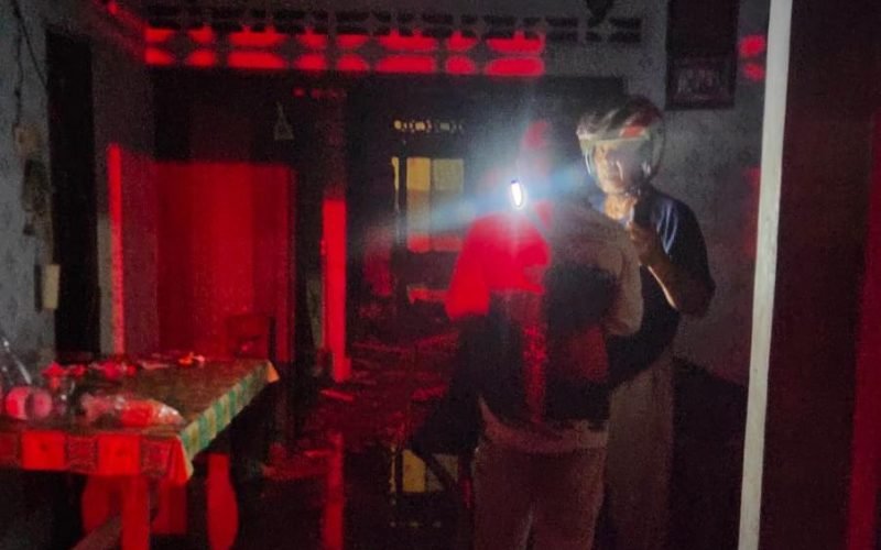 Petugas melakukan olah tempat kejadian perkara (TKP) pascakebakaran rumah warga di Desa Yosorejo, Kecamatan Siwalan. Tidak ada korban jiwa dalam peristiwa yang diduga dipicu ledakan kompor gas tersebut, namun kerugian ditaksir mencapai puluhan juta rupiah. (Dok. Humas)