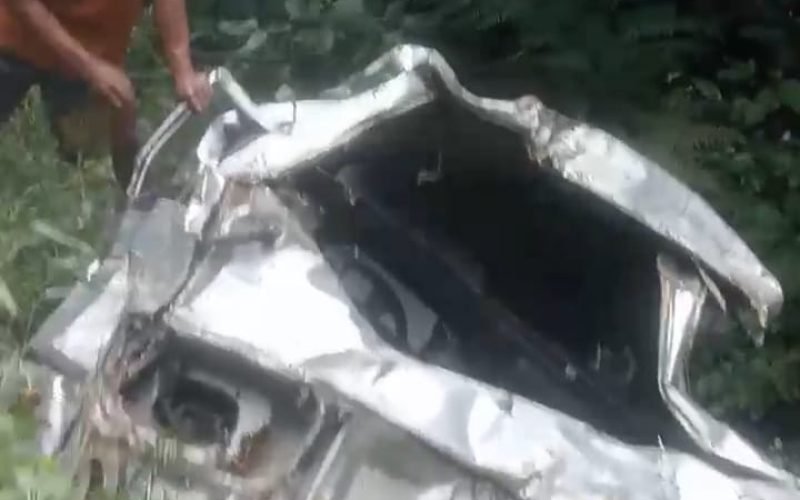 Bodi kendaraan tampak ringsek parah usai terjun ke jurang di jalur pegunungan Wonosido, Kecamatan Lebakbarang. Tiga korban berhasil dievakuasi dari lokasi kejadian dan dilarikan ke rumah sakit untuk menjalani perawatan.