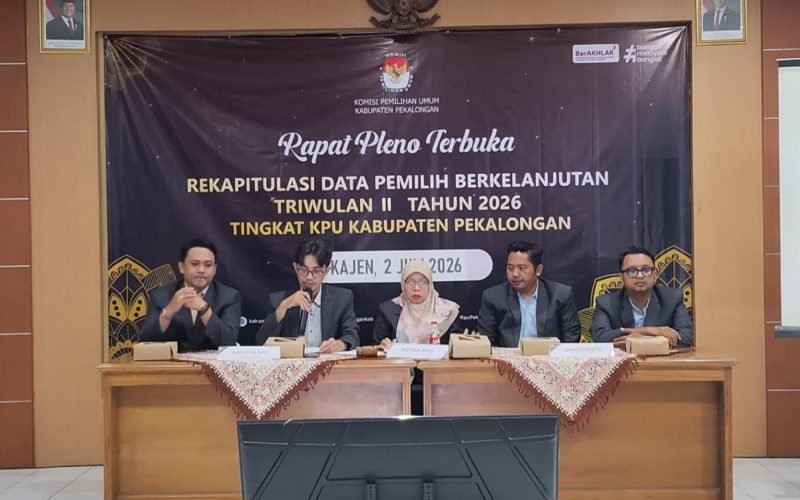Momen penting dalam tahapan pemutakhiran data pemilih berkelanjutan. Rapat pleno terbuka di KPU Kabupaten Pekalongan ini menghasilkan rekapitulasi final 771.488 pemilih yang tersebar di 19 kecamatan dan 285 desa/kelurahan se-Kabupaten Pekalongan (dok. Istimewa)