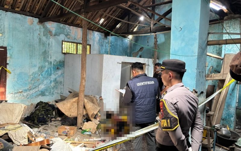 Polisi melakukan olah TKP di rumah korban di Desa Kebonsari, Karangdadap, Kabupaten Pekalongan, Minggu (5/7/2026), setelah seorang pemuda berinisial DF (20) ditemukan meninggal dunia dengan luka di bagian leher (dok. Humas)