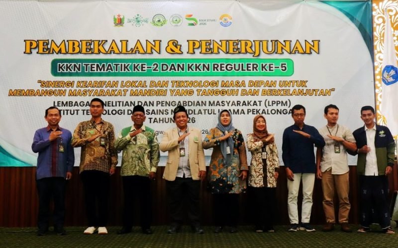 Rektor ITSNU Pekalongan bersama jajaran pimpinan kampus, PCNU Kabupaten Pekalongan, Bapperida, dan perwakilan pemerintah kecamatan berfoto bersama usai pembukaan Pembekalan dan Penerjunan KKN Reguler ke-5 serta KKN Tematik ke-2 Tahun 2026 di Aula ITSNU Pekalongan (dok. Istimewa)