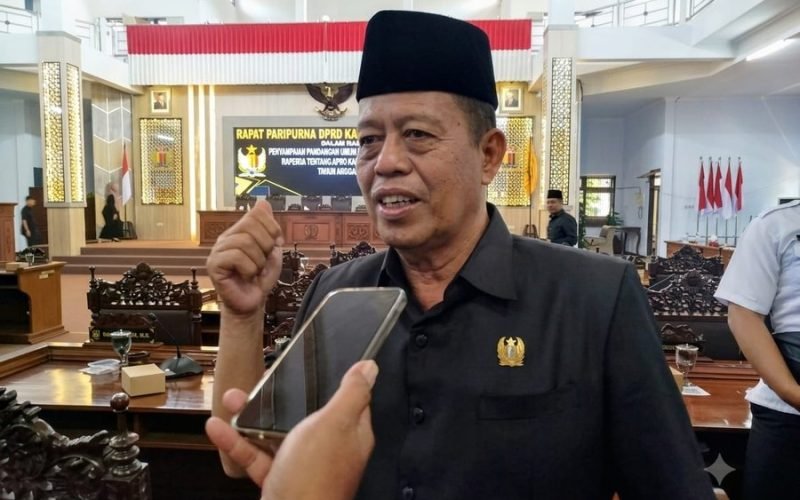 Ketua DPRD Kabupaten Pekalongan, H. Abdul Munir, menegaskan masyarakat berhak mencari nafkah, termasuk berdagang hingga larut malam. Namun, ia mengingatkan aktivitas usaha di sekitar kompleks Pemkab harus tetap menjaga ketertiban (dok. Bagus - Rasika FM Pekalongan)