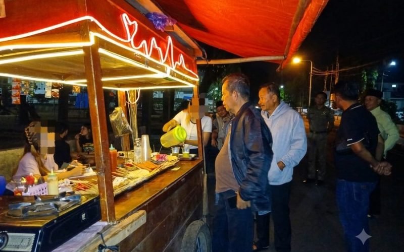 Ketua DPRD Kabupaten Pekalongan H. Abdul Munir meninjau langsung kawasan angkringan UMKM di Alun-Alun Kajen, Rabu (29/7) malam. Langkah ini dilakukan untuk memastikan pedagang tetap bisa mengais rezeki dengan tertib, aman, dan kondusif (dok. Bagus - Rasika FM Pekalongan)