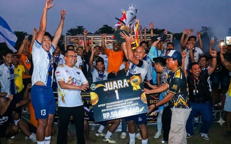 Trofi terangkat tinggi, suporter bergemuruh, dan malam di Stadion Widya Manggala Krida menjadi saksi lahirnya sang kampiun. Selamat AWON FC, sang penguasa Bhayangkara Cup 2026 (dok. Humas Polres Pekalongan)
