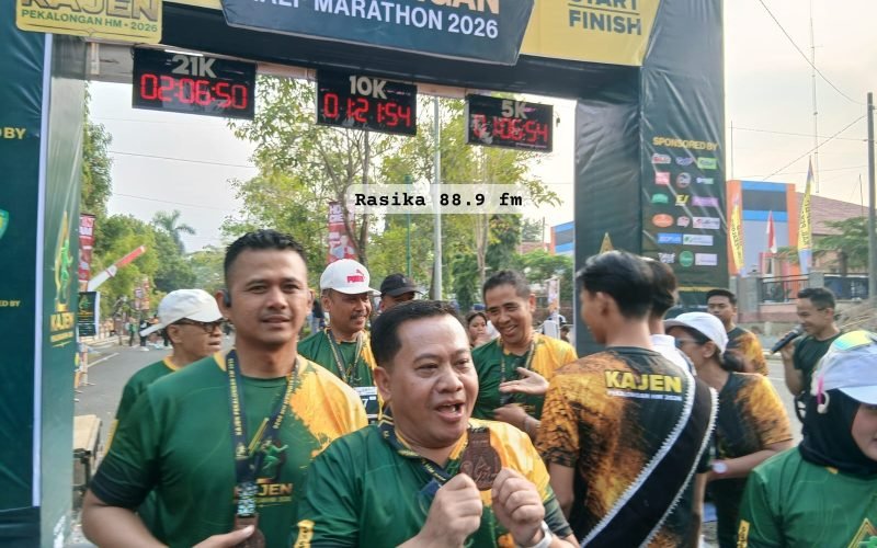 Bukan sekadar hadir dan membuka acara. Plt. Bupati Pekalongan Sukirman ikut turun ke lintasan dan menuntaskan lari 5 kilometer Kajen Half Marathon 2026 (dok. Bagus - Rasika FM).
