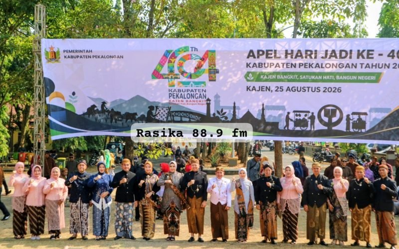 Satu Barisan, Satu Semangat, Satu Tekad - Usai Apel Hari Jadi ke-404 Kabupaten Pekalongan, jajaran Pemkab Pekalongan bersama peserta apel mengabadikan momen kebersamaan dengan balutan busana adat Jawa (dok. Bagus - Rasika FM)