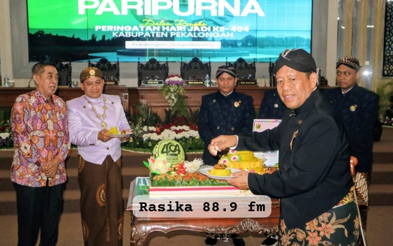 Ketua DPRD Kabupaten Pekalongan, H. Abdul Munir (kanan), saat memotong tumpeng usai Rapat Paripurna Istimewa dalam rangka Peringatan Hari Jadi ke-404 Kabupaten Pekalongan di Gedung DPRD setempat, Selasa (25/8/2026 - dok. Bagus - Rasika FM)