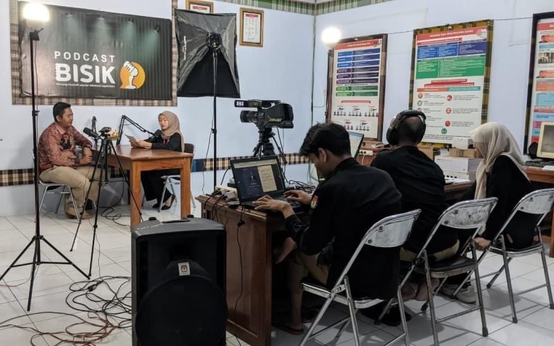 PRODUKSI MEDIA - Mahasiswa KPI UIN K.H. Abdurrahman Wahid Pekalongan dalam proses produksi 'Podcast BISIK' di KPU Kabupaten Pekalongan (dok. Istimewa)