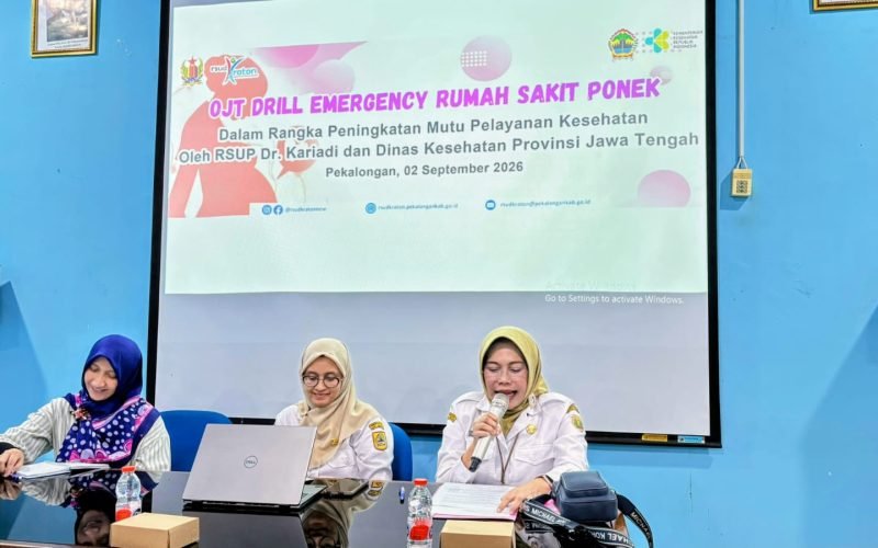 Direktur RSUD Kraton Kabupaten Pekalongan, Dr. dr. Henny Rosita, Sp.KJ., M.Kes. (kanan), saat mengikuti kegiatan OJT dan Drill Emergency Rumah Sakit PONEK di RSUD Kraton, Rabu (2/9/2026). Kegiatan ini digelar untuk memperkuat kesiapan dan respons tim dalam menghadapi kegawatdaruratan maternal dan neonatal (dok. Istimewa)