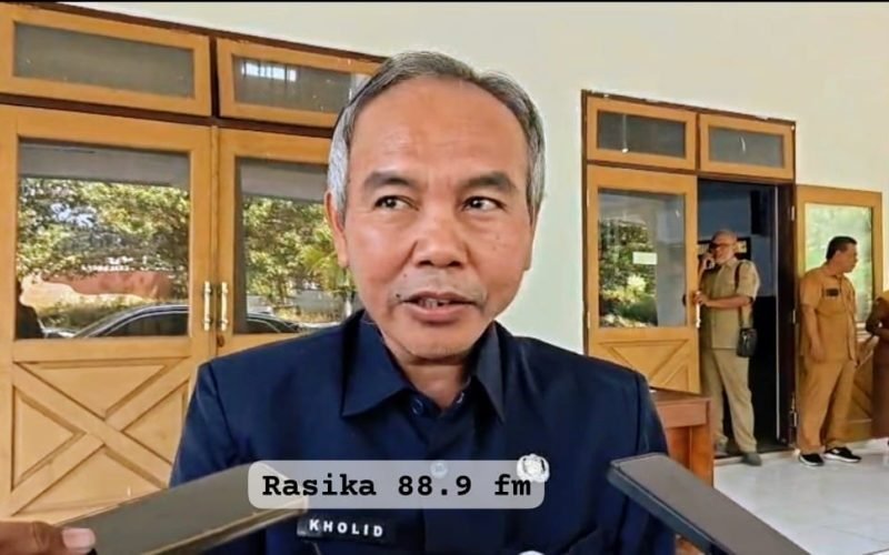 Kepala Dindikbud Kabupaten Pekalongan Kholid saat memberikan keterangan kepada awak media terkait tindak lanjut dugaan kasus asusila yang melibatkan oknum pendidik di SD Langkap, Kecamatan Kedungwuni, Kabupaten Pekalongan (dok. Bagus - Rasika FM)