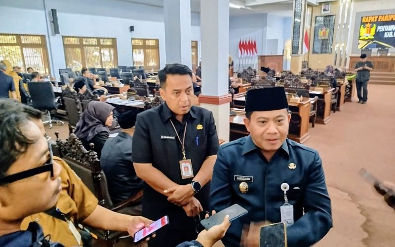 Plt. Bupati Pekalongan Sukirman memberikan tanggapan terkait video viral yang diduga melibatkan dua guru di sebuah SD di wilayah Langkap, Kecamatan Kedungwuni, Kabupaten Pekalongan, usai rapat paripurna di Gedung DPRD Kabupaten Pekalongan, Senin (7/9/2026).