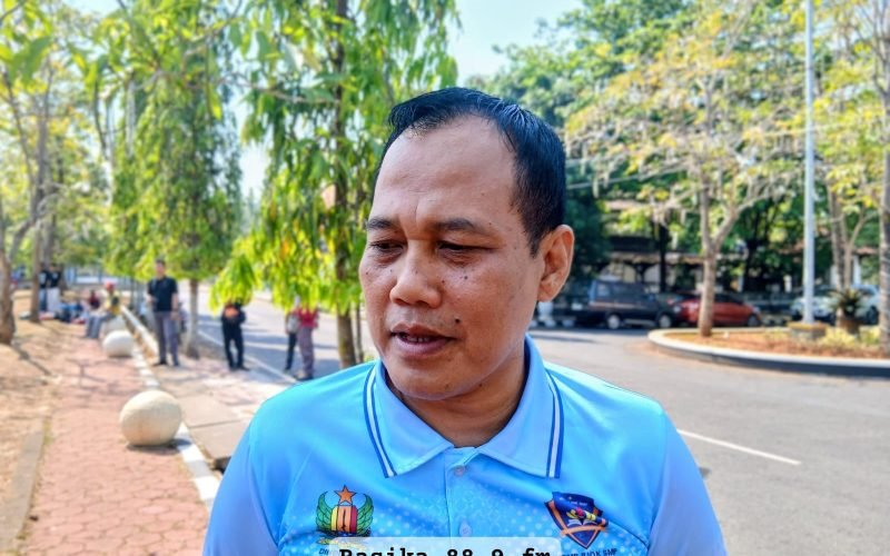 Kepala Dinas Pemberdayaan Masyarakat dan Desa (PMD) Kabupaten Pekalongan, Agus Dwi Nugroho, saat memberikan keterangan kepada media terkait tahapan Pilkades Kabupaten Pekalongan 2026 di Lapangan Setda Kabupaten Pekalongan, Selasa (15/9/2026 - Dok. Bagus/Rasika FM Pekalongan).