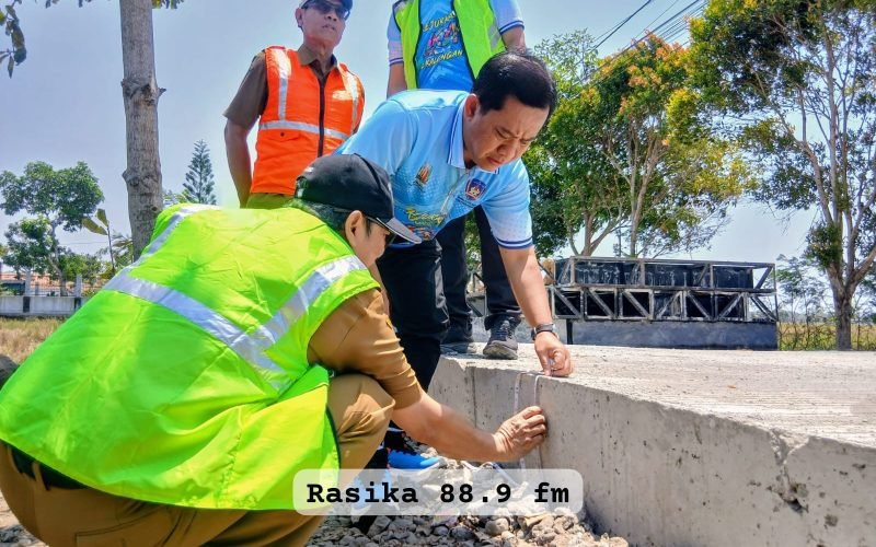 Plt. Bupati Pekalongan Sukirman memegang meteran saat melakukan pengecekan ukuran dan volume ruas jalan Bukur–Ponolawen, Kecamatan Kesesi. Pengecekan dilakukan untuk memastikan hasil pekerjaan sesuai dengan spesifikasi yang ditetapkan (15/09/2026 - dok. BagusRasika FM)