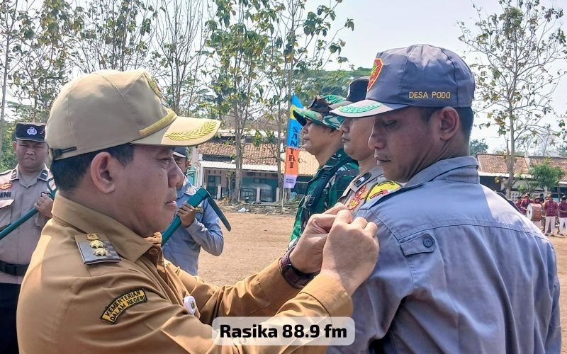 Plt. Bupati Pekalongan, Sukirman, menyematkan pita dan perlengkapan penunjang kepada perwakilan peserta dalam upacara pembukaan TMMD Sengkuyung Tahap IV TA 2026 Kodim 0710/Pekalongan di Desa Jrebengkembang, Kecamatan Karangdadap (13/10/2026 - dok. Bagus Rasika FM Pekalongan).