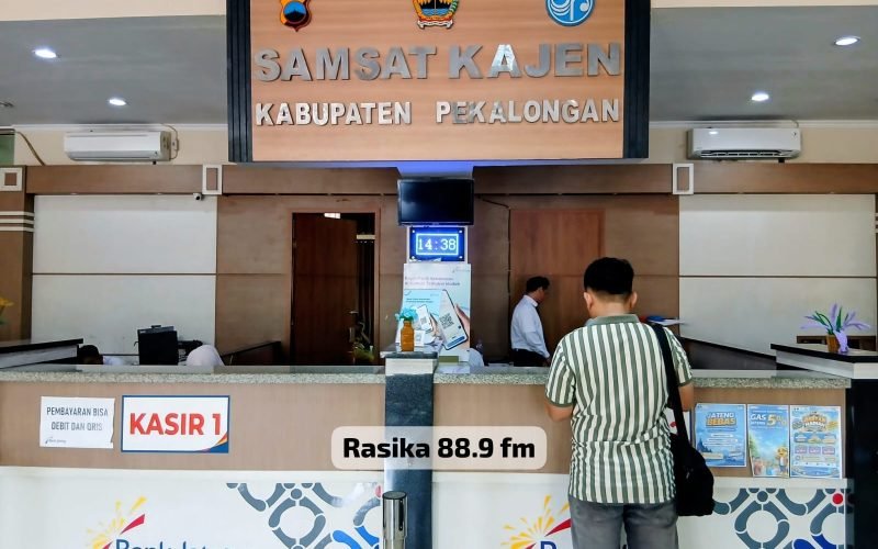 Suasana pelayanan di loket kasir Kantor UPPD / Samsat Kajen, Kabupaten Pekalongan. Tampak seorang warga tengah melakukan transaksi pembayaran pajak kendaraan bermotor, seiring berjalannya program pemutihan denda dan diskon pajak hingga akhir tahun 2026 (dok. Bagus - Rasika FM Pekalongan)