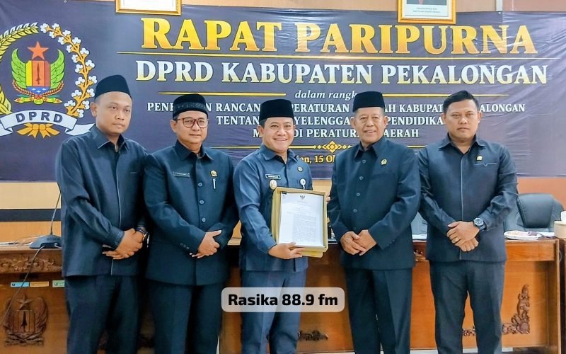 Ketua DPRD Kabupaten Pekalongan, drs. H. Abdul Munir (dua dari kanan), bersama Plt. Bupati Pekalongan, Sukirman (tengah), dan jajaran pimpinan DPRD usai rapat paripurna penetapan Raperda tentang Penyelenggaraan Pendidikan menjadi Peraturan Daerah, di Kajen, Kamis (15/10/2026 - dok. Bagus - Rasika FM Pekalongan)