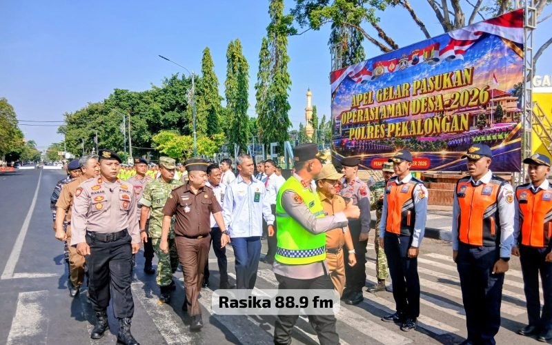 Kapolres Pekalongan AKBP Zamrul Aini bersama Plt. Bupati Pekalongan Sukirman mengecek kesiapan personel dalam apel gelar pasukan Operasi Aman Desa 2026 di Jalan Mandurorejo, Kajen, Senin (19/10/2026). Pengecekan dilakukan untuk memastikan kesiapan pengamanan Pilkades serentak di 34 desa di Kabupaten Pekalongan agar seluruh tahapan berjalan aman, tertib, dan kondusif (dok. Bagus - Rasika FM Pekalongan)