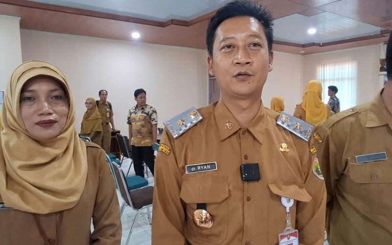 Kepala Dinas Kesehatan Kabupaten Pekalongan, dr. Ryan Ardana Putra, memberikan keterangan usai melakukan klarifikasi dan pemeriksaan awal di Puskesmas Sragi 2, Senin (19/10/2026).