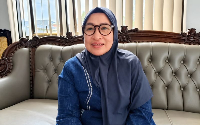 Hj. Hindun, anggota DPRD Kabupaten Pekalongan dari Fraksi PKB, saat diwawancarai awak media di ruang kerjanya terkait momentum Hari Santri dan pentingnya penguatan pendidikan pesantren (21/10/2026 - dok. Istimewa)