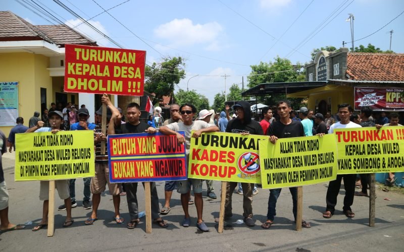 DEMO – Ratusan warga desa Wuled Tirto kembali melakukan aksi demo kedua yang menuntut kepala desa untuk mundur dari jabatannya di depan kantor balai desa Wuled (25/09/2024 – dok. Bagus Rasika FM)