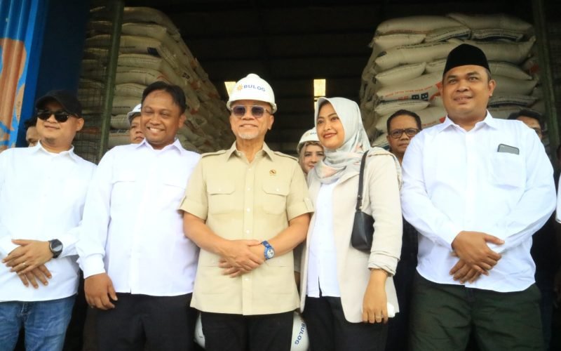 Menteri Koordinator Pangan Zulkifli Hasan bersama sejumlah politisi PAN saat kunjungan di gudang Bulog Kabupaten Pekalongan (dok. Bagus Rasika FM)
