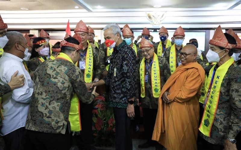 Gubernur Ganjar Pranowo saat menemui tokoh agama Buddha dari Provinsi Sumatera Selatan