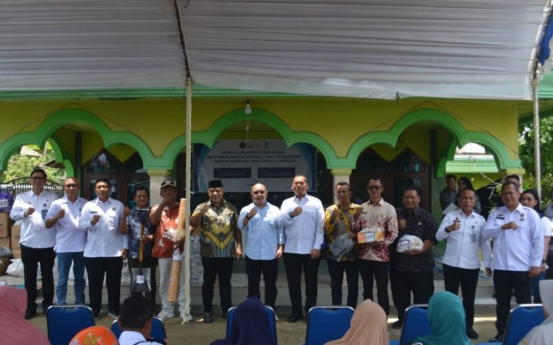 Penyaluran bantuan sosial dari bank BRI untuk masyarakat terdampak banjir bandang dan tanah longsor di Kecamatan Brangsong, Kabupaten Kendal (Dok. Istimewa)