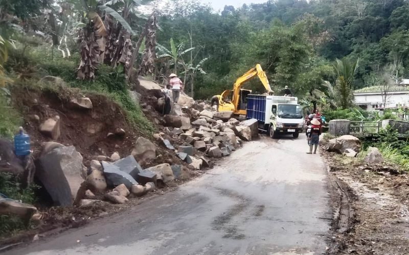 Satu unit alat berat tampak mengeruk batu berukuran besar di tepi jalan Desa Bubak, Kecamatan Kandangserang, Kabupaten Pekalongan. Aktivitas tersebut diduga merupakan bagian dari kegiatan tambang batu ilegal yang meresahkan warga (dok. Istimewa)