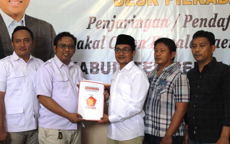 DESK PILKADA - Akhirul Huda bersama rombongan menyerahkan berkas maju sebagai wakil bupati Pekalongan pada pilkada 2024 (dok. Rasikapekalongan.com)