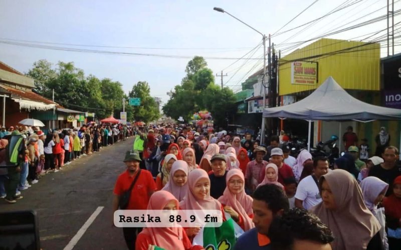 Ribuan warga Kajen tumpah ruah mengikuti Jalan Sehat Keluarga Besar Bani Turmudi dalam rangka memperingati Hari Sumpah Pemuda, Minggu (26/10/2025 - dok. BaguS - Rasika FM)