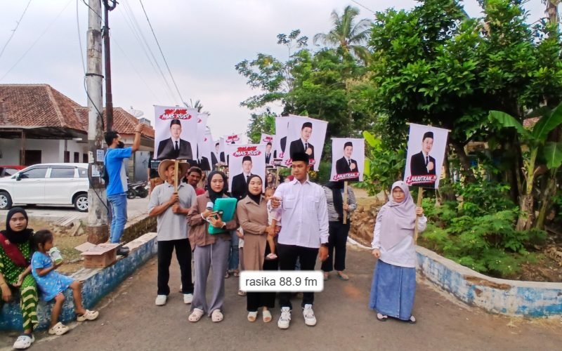 TURUN LANGSUNG, DIKAWAL RATUSAN PENDUKUNG - Langkah kaki Rudi Prawiro menuju Sekretariat P2KD Karanggondang, Rabu (9/9/2026), tak berlangsung sendirian. Ratusan warga, relawan, dan pendukung berjalan bersama mengiringi pendaftaran dirinya sebagai Calon Kepala Desa Karanggondang (dok. Bagus - Rasika FM Pekalongan)