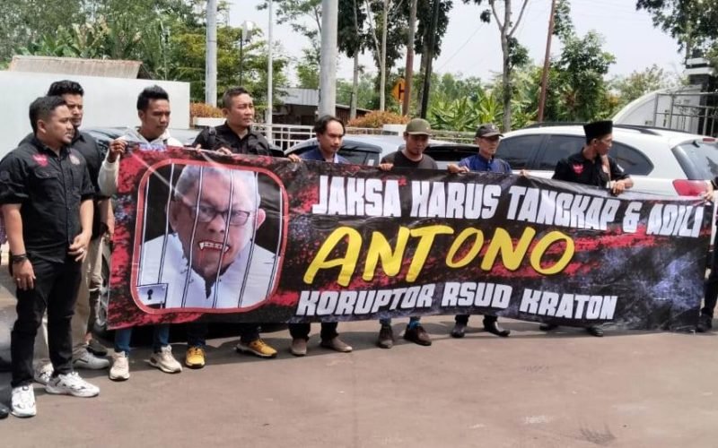Koalisi Ormas dan LSM Kabupaten Pekalongan menggelar aksi damai di kantor Kejaksaan Negeri Kabupaten Pekalongan (dok. Istimewa)