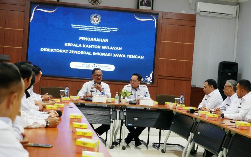 Kepala Kantor Wilayah Direktorat Jenderal Imigrasi Jawa Tengah, Haryono Agus Setiawan, memberikan pengarahan kepada seluruh pegawai Kantor Imigrasi Kelas I Non TPI Pemalang, Rabu (30/10/2025). Dalam arahannya, beliau menekankan pentingnya peningkatan kualitas sarana prasarana, disiplin, integritas, dan kolaborasi lintas seksi sebagai langkah nyata menuju Zona Integritas WBBM.