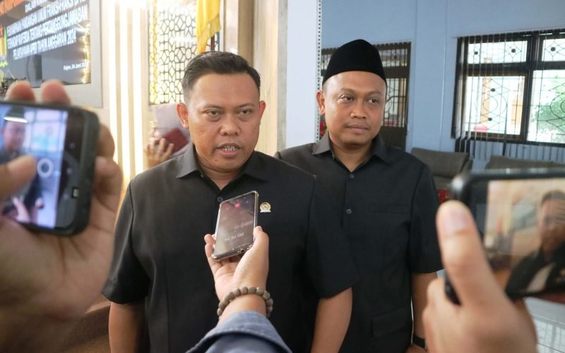 Wakil Ketua DPRD Kabupaten Pekalongan, Ruben R Prabu Faza saat menanggapi dugaan salah penanganan pasien di RSUD Kajen (Dok. Bagus - Rasika FM)