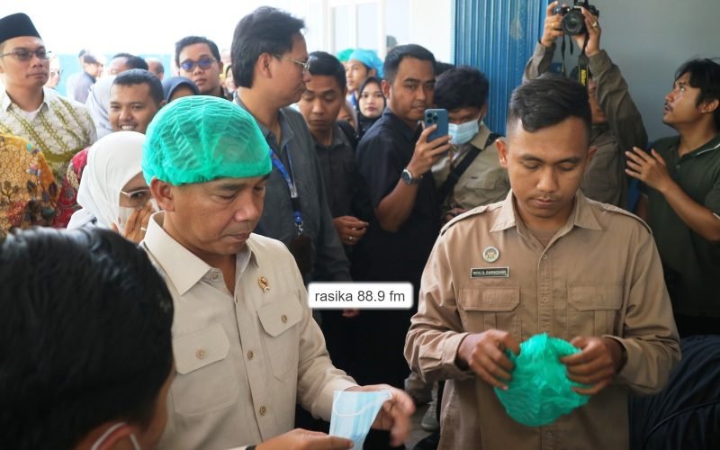Menteri Kependudukan dan Pembangunan Keluarga/Kepala BKKBN, Wihaji, meninjau langsung kesiapan layanan dan standar distribusi Makan Bergizi Gratis (MBG) saat mengunjungi salah satu SPPG di Pemalang, Kamis (23/4/2026). Kunjungan ini menekankan pengawasan kualitas makanan bagi ibu hamil, ibu menyusui, dan balita agar tepat sasaran dan aman dikonsumsi (Dok. Bagus - Rasika FM Pekalongan)
